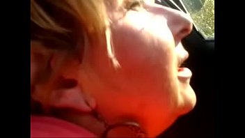 Темноволосая девушка засунула ладошку в анал обнаженной блондинки