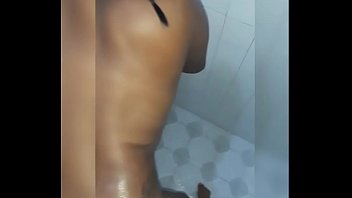Открытая брюнетка скучает
